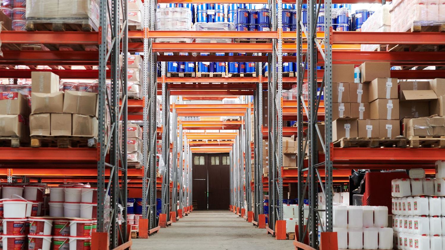 Bodega de distribución con estanterías llenas de productos e insumos listos para los negocios